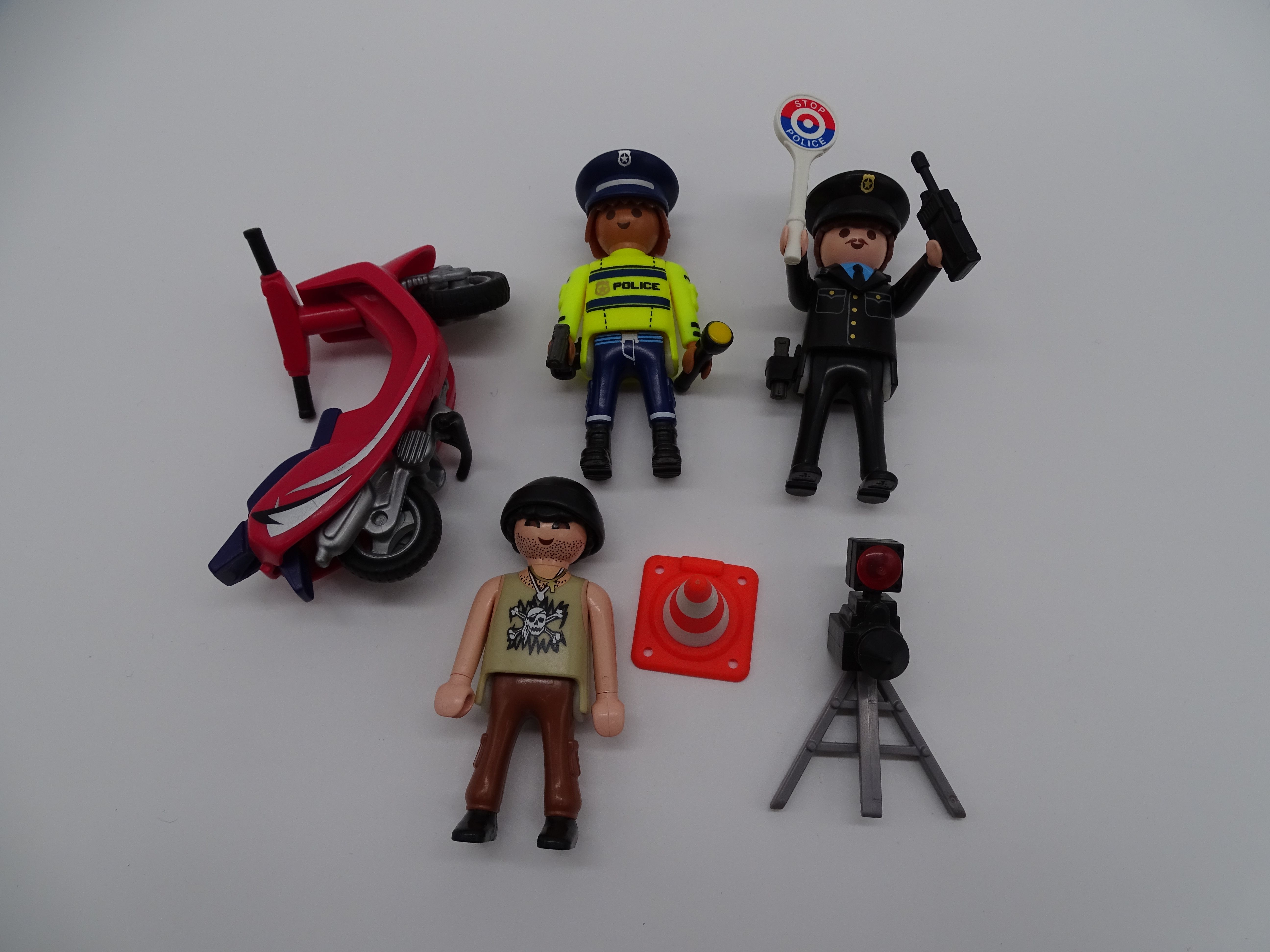 Voir photo 2 de Playmobil pièce unique « Le contrôle de Police » d'occasion PLAYMOBIL - Dès 6 ans | Ref 13375 Playmobil pièce unique « Le contrôle de Police » d'occasion PLAYMOBIL - Dès 6 ans | Ref 13375 Très bon état - Vue 2 -
